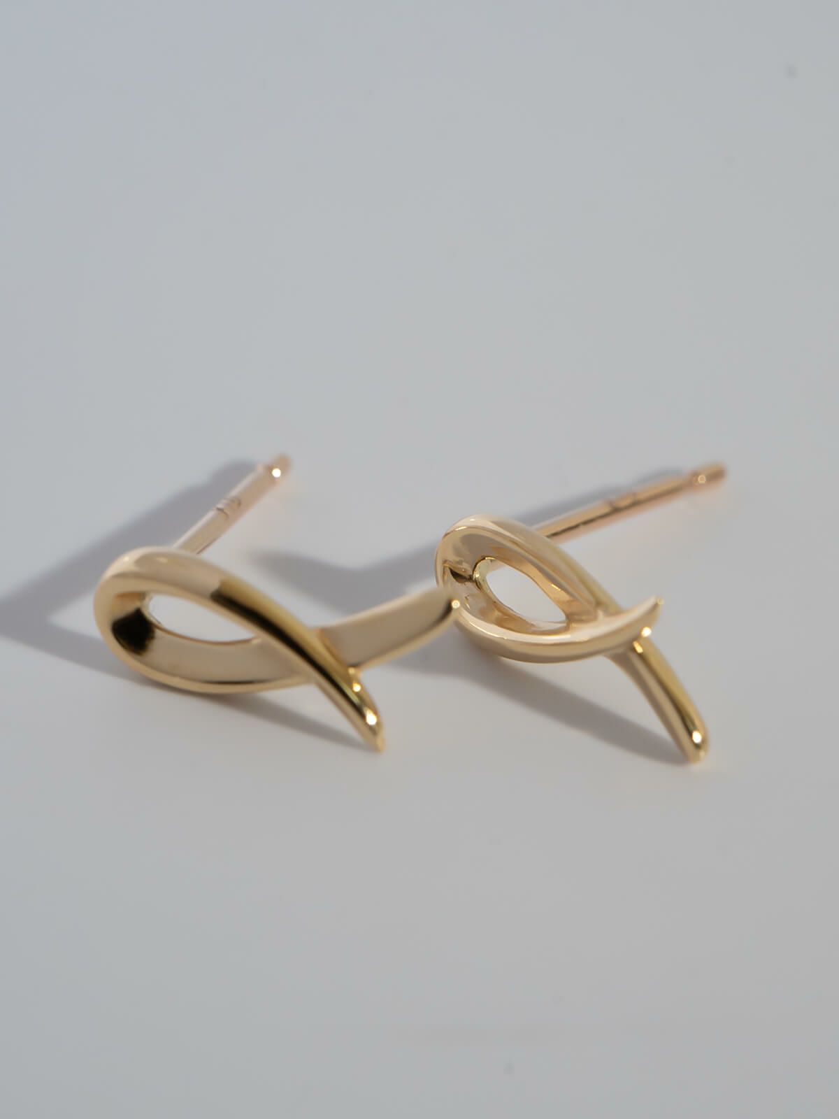 18k つけっぱなし ピアス  【elpia-pe エルピア】 k18 18金 ピアス ゴールド金属アレルギー リボン 小さめ 小ぶり 小さい シンプル 上品 繊細 エレガント 可愛い カジュアル フォーマル レディース ジュエリー アクセサリー 軽量 アウェアネスリボン ループリボン