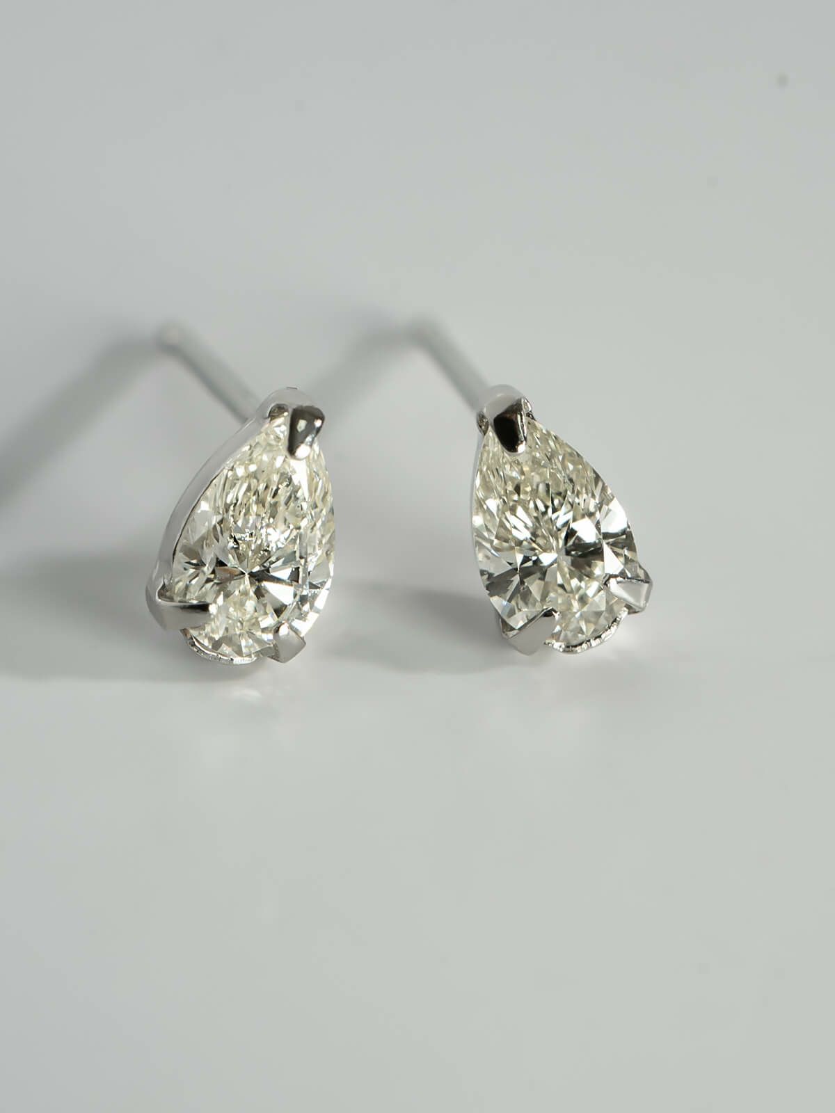 【特価_数量限定】ダイヤモンド ピアス 一粒 プラチナ 計0.3ct  【asteri-dew アステリ・デュー】 雫 ダイヤ つけっぱなし ピアス 金属アレルギー対応 おしゃれ シンプル 女性 誕生石 極小 ダイヤ レディース