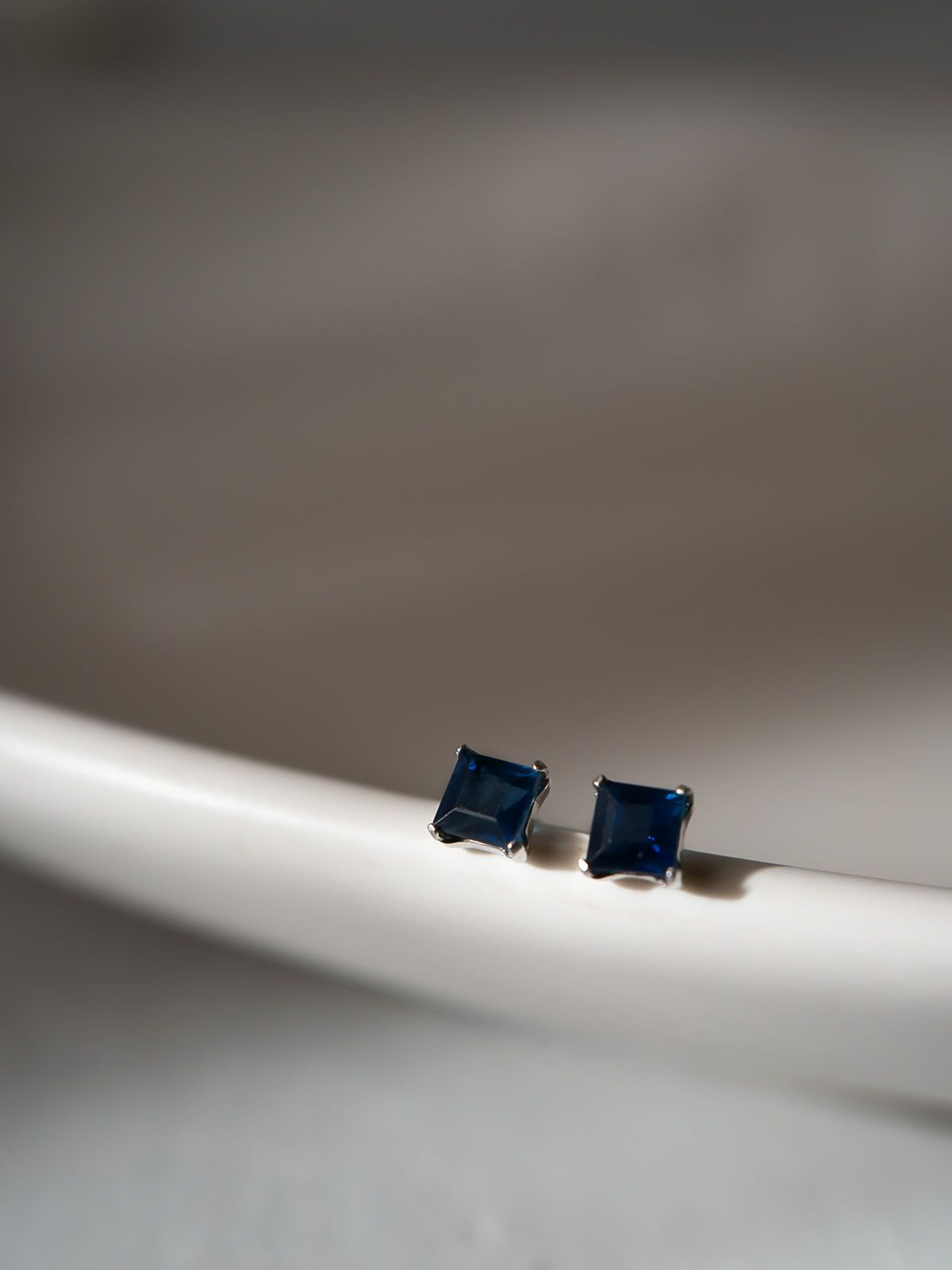 黒のようにも青のようにも見える深い色。