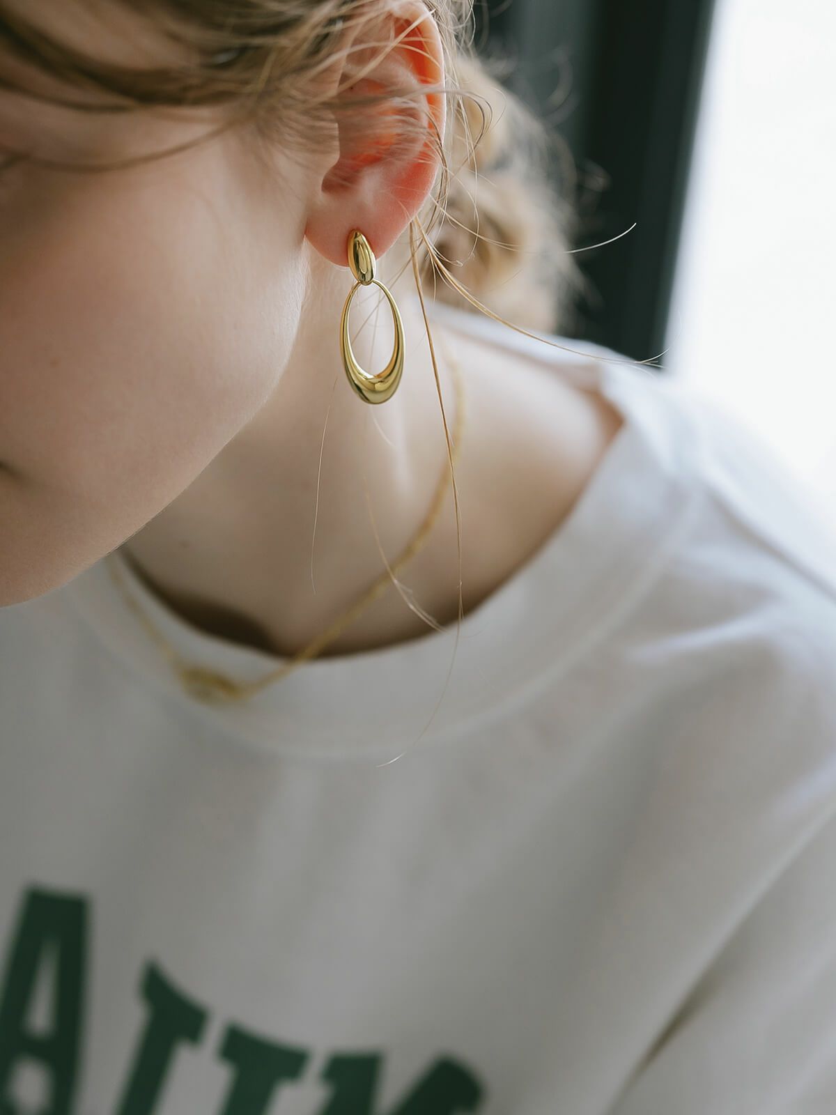 揺れるシンプルなレディースピアス ゴールド大ぶりピアス ブランド