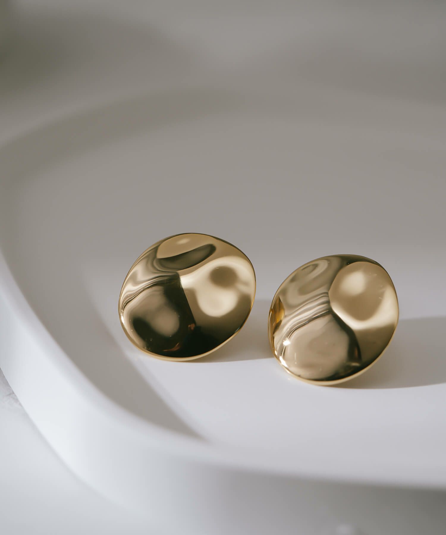 シンプルな大ぶりピアス ゴールド K18仕上げ レディース ブランド