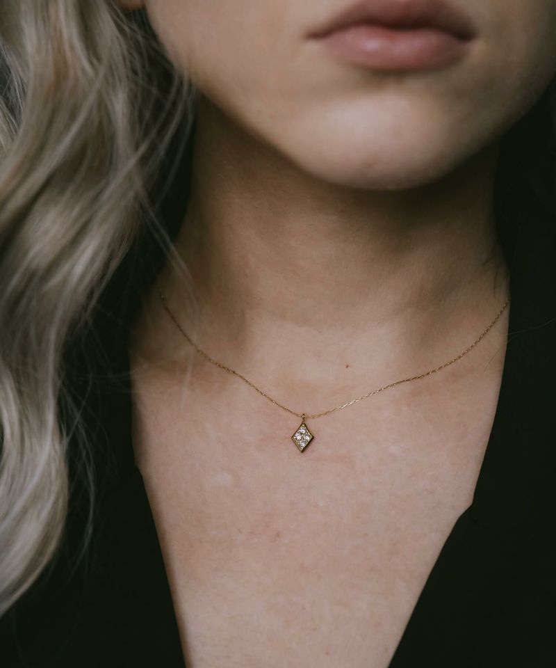 スライドチェーンでお好きな長さに調整可能。