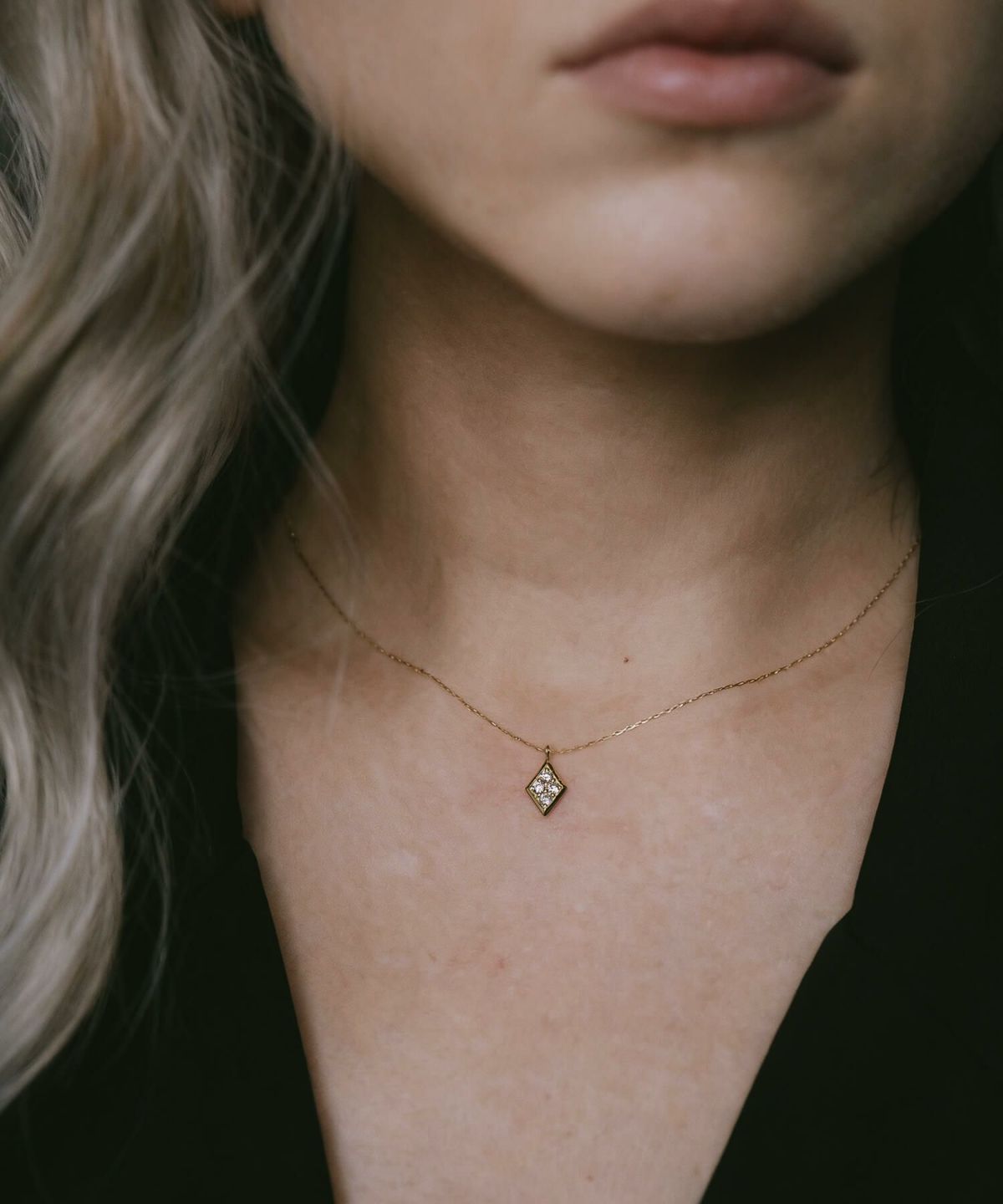 スライドチェーンでお好きな長さに調整可能。